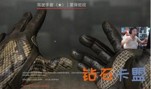 CSGO：QU总帮水友开箱，爆出3金价值过万，后悔没上自身号
